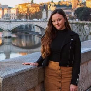 Meet your Posher, Becca